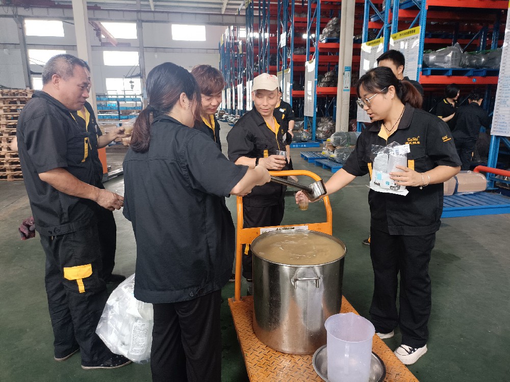 防暑降温绿豆汤 关爱员工送清凉